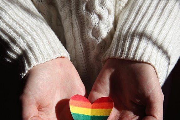 Ett regnbågsfärgat hjärta i papper. Foto: Mostphotos