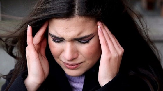 Kvinna som håller sig vid huvudet på grund av huvudvärk. Foto: Mostphotos.