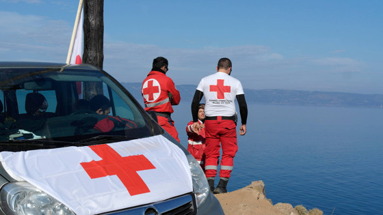 Röda Korset volontärer som kollar ut mot havet