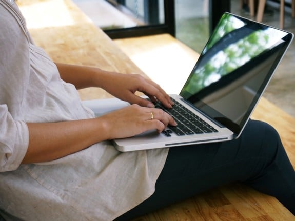 Bild på student som pluggar på sin laptop. Foto: Mostphotos