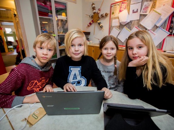 skolbarn som använder en dator i undervisning. Foto:Mostphotos