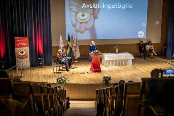 Rektor Susanne Georgsson håller tal till alla nyutexaminerade sjuksköterskor. Foto: Jenny Freijing.