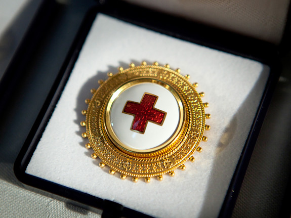 Röda Korsets sjuksköterskebrosch. Foto: RKH