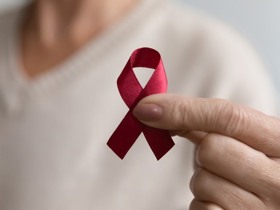 Kvinna som håller upp hiv/aids-symbol. Foto:Mostphotos