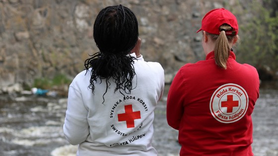 Två personer med Röda Korset kläder