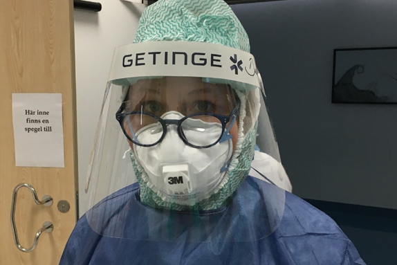 Bild av Charlotta Tegnestedt när hon arbetar under pandemin våren 2020.