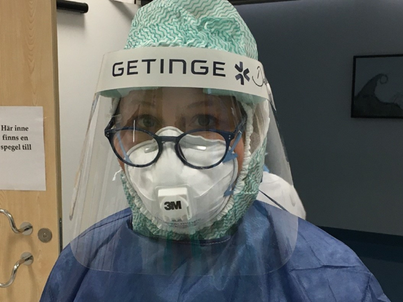 Bild av Charlotta Tegnestedt när hon arbetar under pandemin våren 2020.