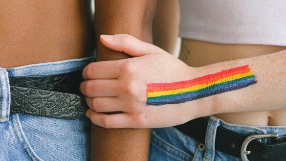 Pride-flagga målad på en arm. Foto: Mostphotos