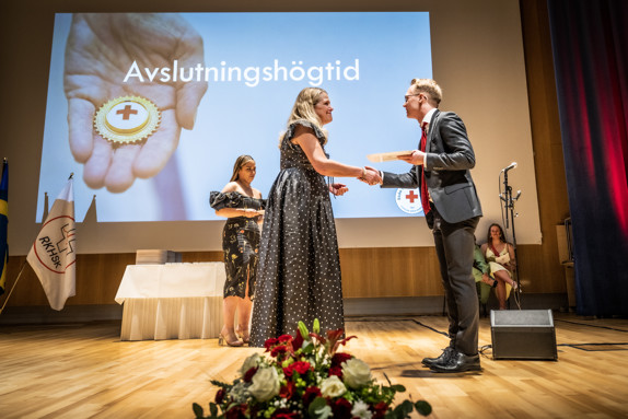 Rektor och student skakar hand