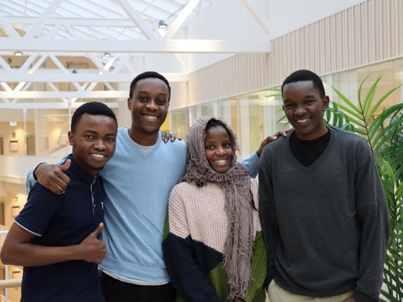 De tanzaniska studenterna Moses, Kelvin, Fortunata och Issack på utbyte på sjukhus i Stockholm. Foto: RKH