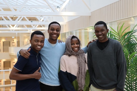 De tanzaniska studenterna Moses, Kelvin, Fortunata och Issack från Kilimanjaro Christian Medical University College. Foto: RKH