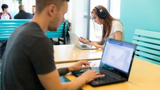 Studenter som studerar vid sina datorer. Foto: Mostphotos.