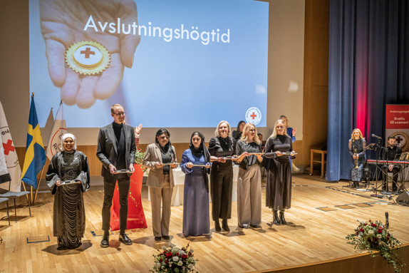 Nyutexaminerade sjuksköterskor tar emot sin sjuksköterskebrosch. Foto: Jenny Freijing.