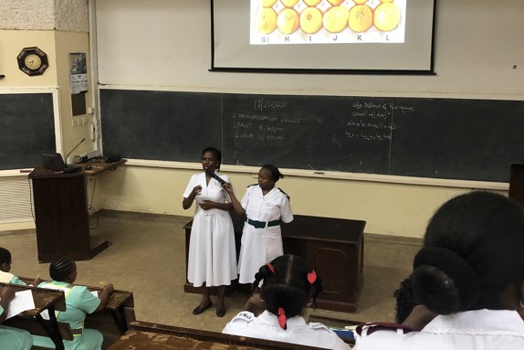 Undervisning under Sagas praktik i Tanzania. Foto: Privat