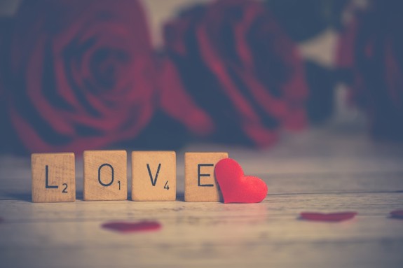 Rosor och ordet LOVE. Foto: Mostphotos