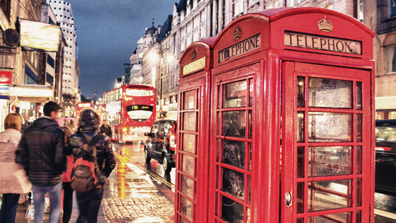 Bild på en röd telefonkiosk i London. Foto: Mostphotos.