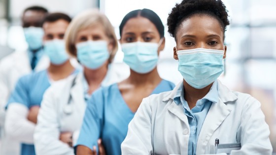 sjuksköterskor med munskydd som arbetar under pandemin. Foto: Mostphotos.