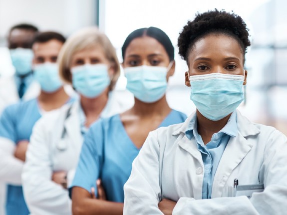 sjuksköterskor med munskydd som arbetar under pandemin.Foto: Mostphotos.