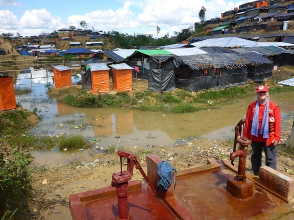 Lena Netjaeff i lägret Bangladesh, Cox Bazaar 2017 i lägret där de muslimer som flytt Myanmar bor. Foto: privat