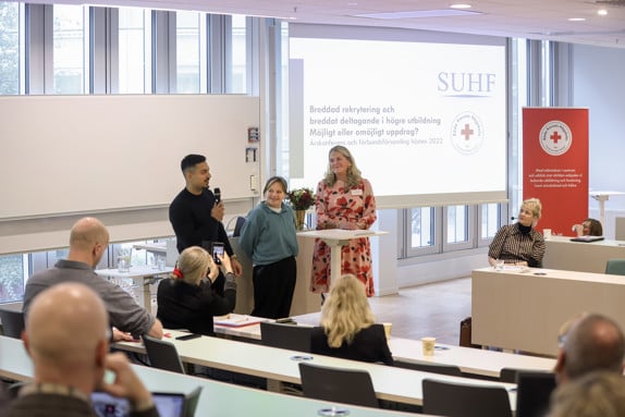 Sjuksköterskestudenterna Mojje och Marlene intervjuas av Susanne Georgsson, rektor vid Röda Korsets Högskola. Foto: Sören Andersson