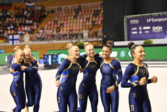 Agnes Arvidson med laget. Foto: Svensk Gymnastik.