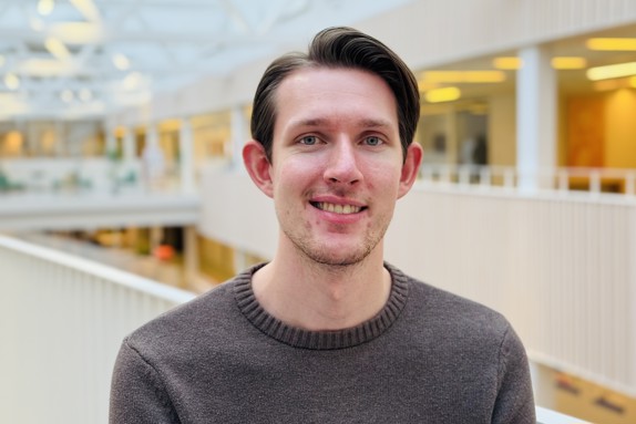 Christoffer Jansson, förvaltningshandläggare vid Röda Korsets Högskola. Foto: RKH