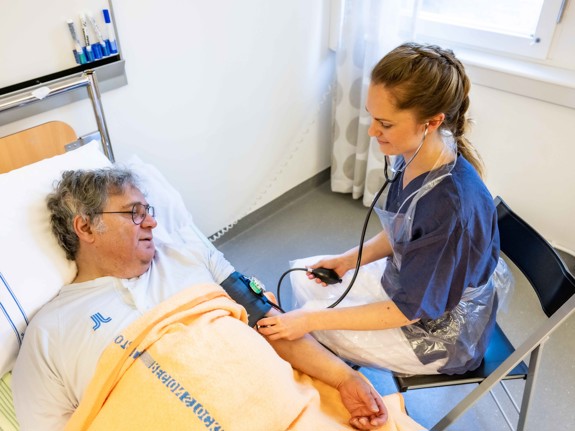 Sjuksköterska som tar blodtryck på en patient. Foto: Jenny Frejing