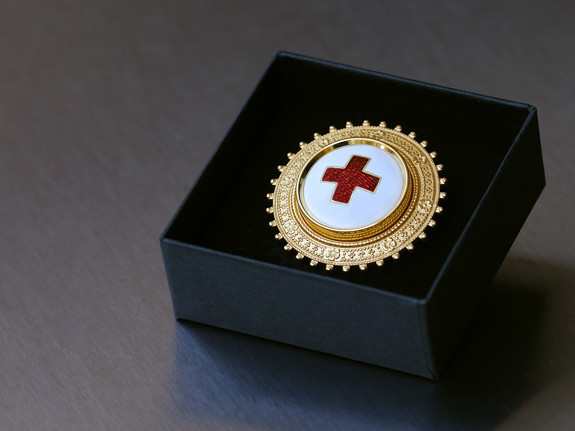 Röda Korsets sjuksköterskebrosch.