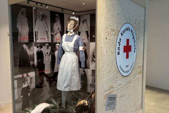 Docka med gamla sjuksköterskekläder från Röda Korset