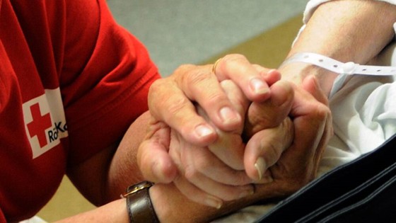 Två personer som håller händerna med varandra. Foto: Mostphotos