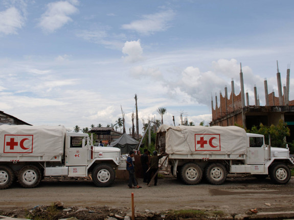 Två lastbilar märkta med Röda Korset (Röda halvmånen). Foto: Mostphotos