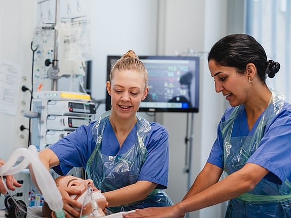 Studenter vid Röda Korsets Högskola. Foto: Daniel Josefsson