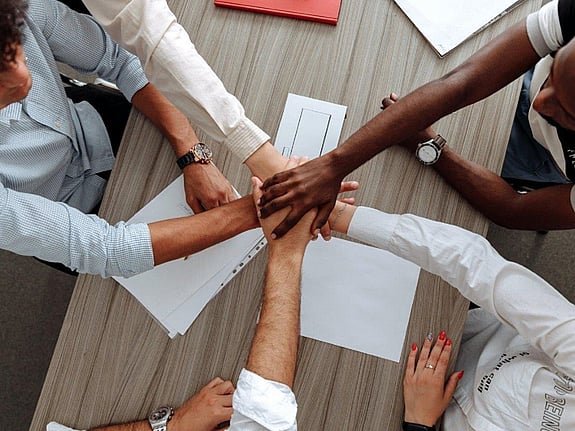 personer som håller händerna på varandras. Foto: Mostphotos