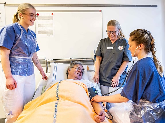 Studenter vid Röda Korsets Högskola. Foto av Daniel Josefsson.
