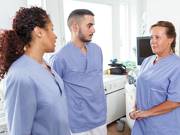 Samtal mellan tre personer. Foto: Mostphotos