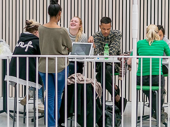 Studenter som sitter med varandra. Foto: RKH