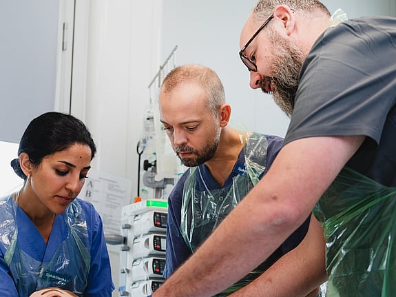 Lärare med studenter. Foto: Daniel Josefsson
