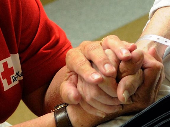 Två personer som håller händer med varandra. Foto:SRK