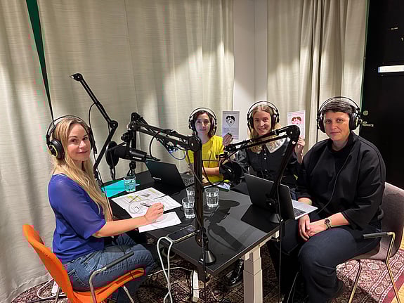 Från vänster: Frida Johansson Metso samordnare för Röda Korsets kompetenscenter för tortyr- och krigsskaderehabilitering, Patricia Rocca fysioterapeut, Linda Jolof psykolog och Marie Karlsson, forskare Malmö universitet. Foto: RKH